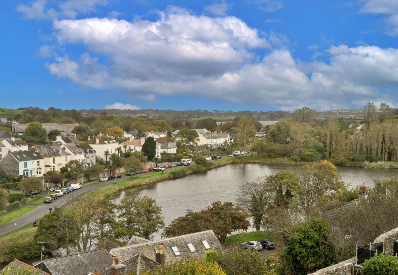 House in Millbrook - High Cross House