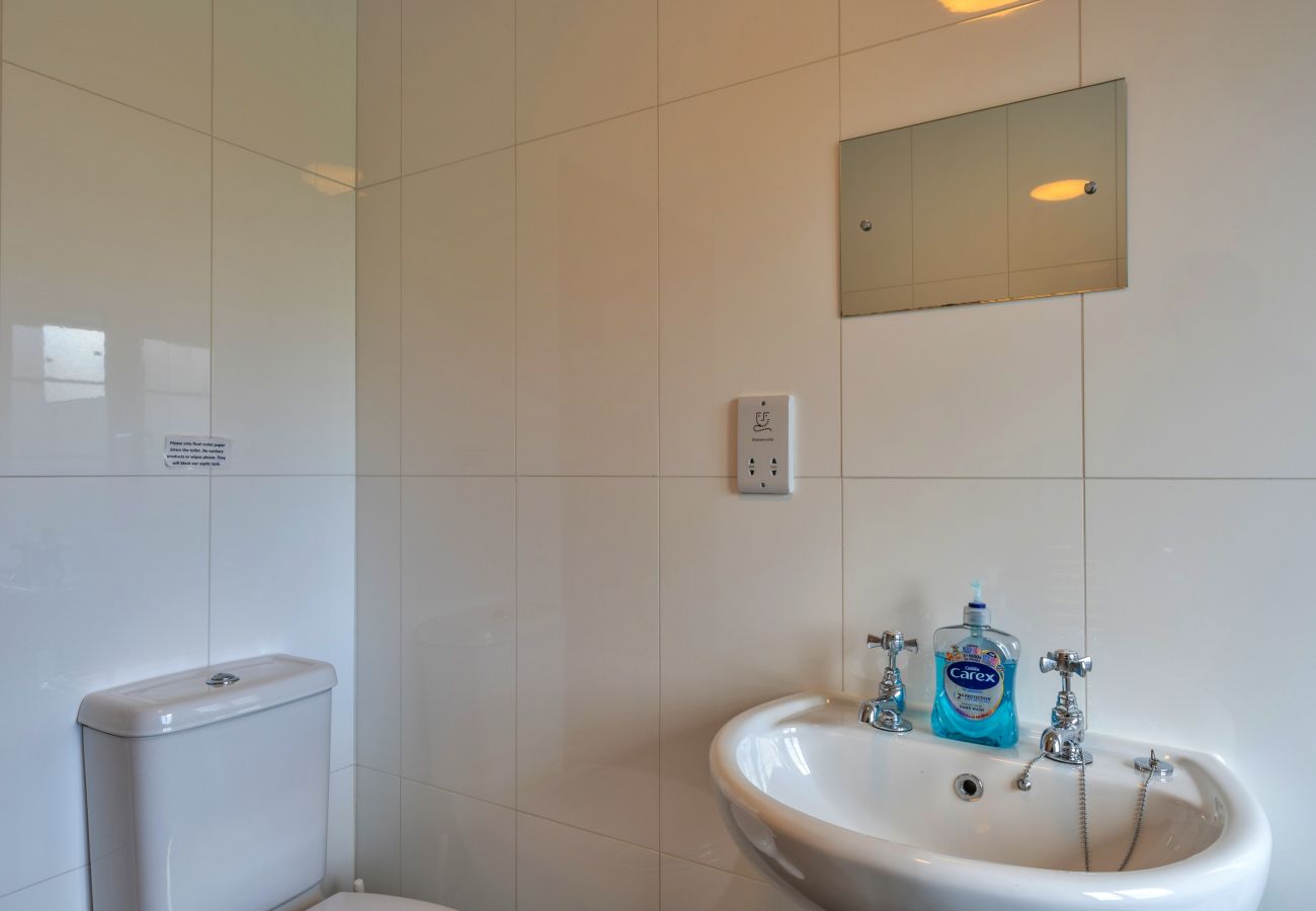 Cabin in Torrington - Tarka's Holt Log Cabin, Stowford