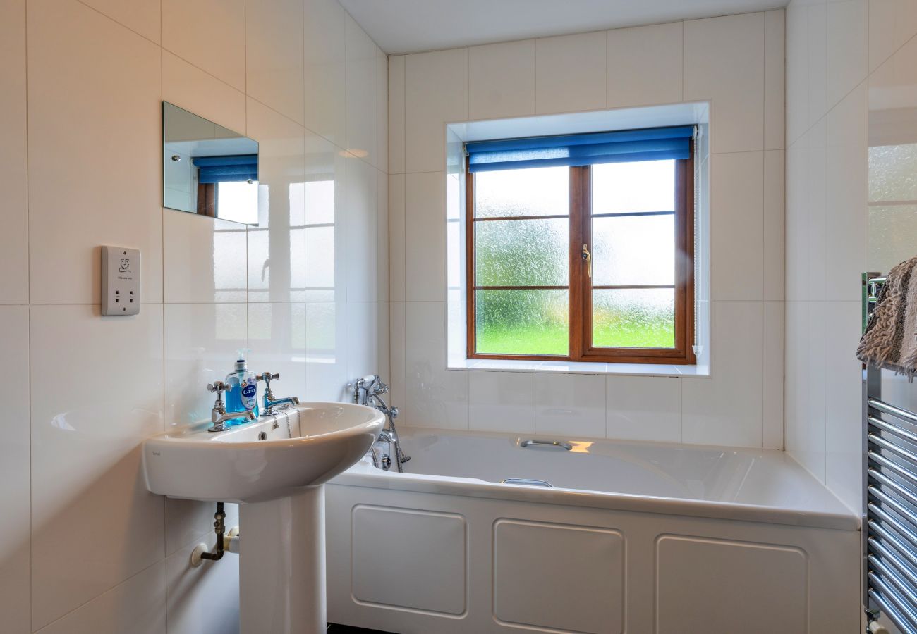 Cabin in Torrington - Tarka's Holt Log Cabin, Stowford