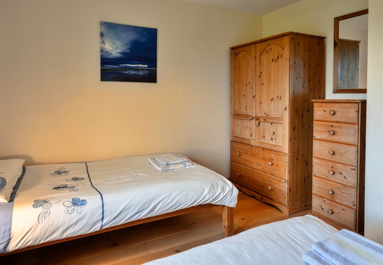 Cabin in Torrington - Tarka's Holt Log Cabin, Stowford