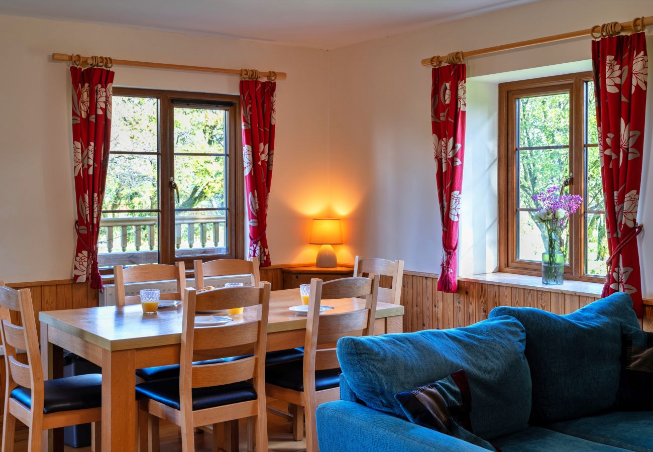 Cabin in Torrington - Tarka's Holt Log Cabin, Stowford