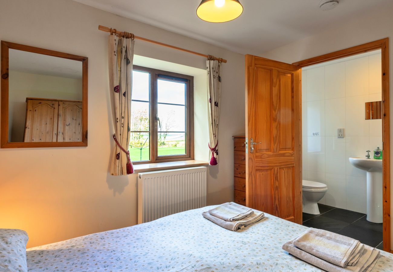 Cabin in Torrington - Tarka's Holt Log Cabin, Stowford