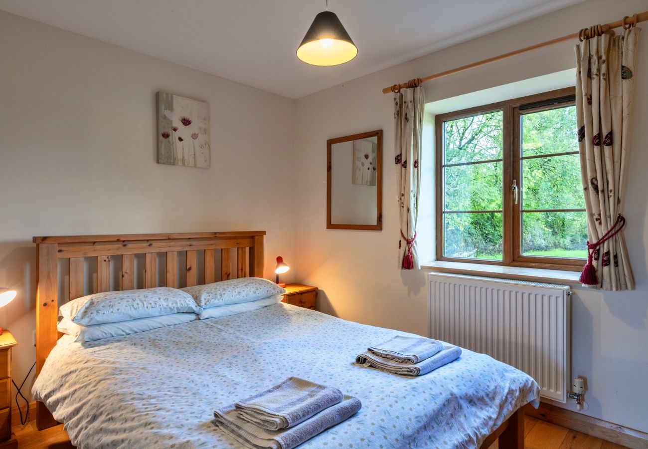 Cabin in Torrington - Tarka's Holt Log Cabin, Stowford