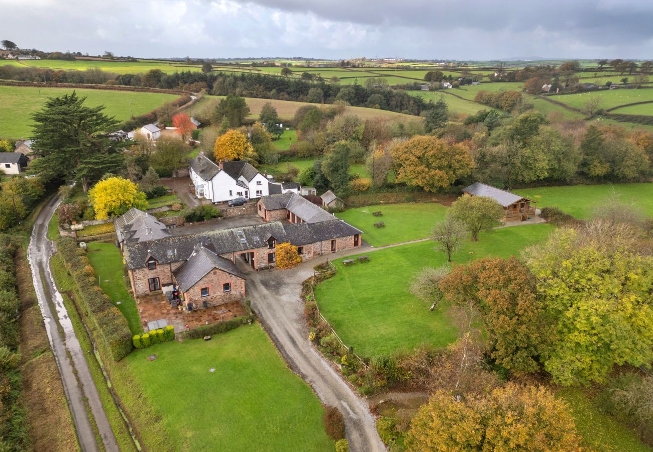 Cabin in Torrington - Tarka's Holt Log Cabin, Stowford