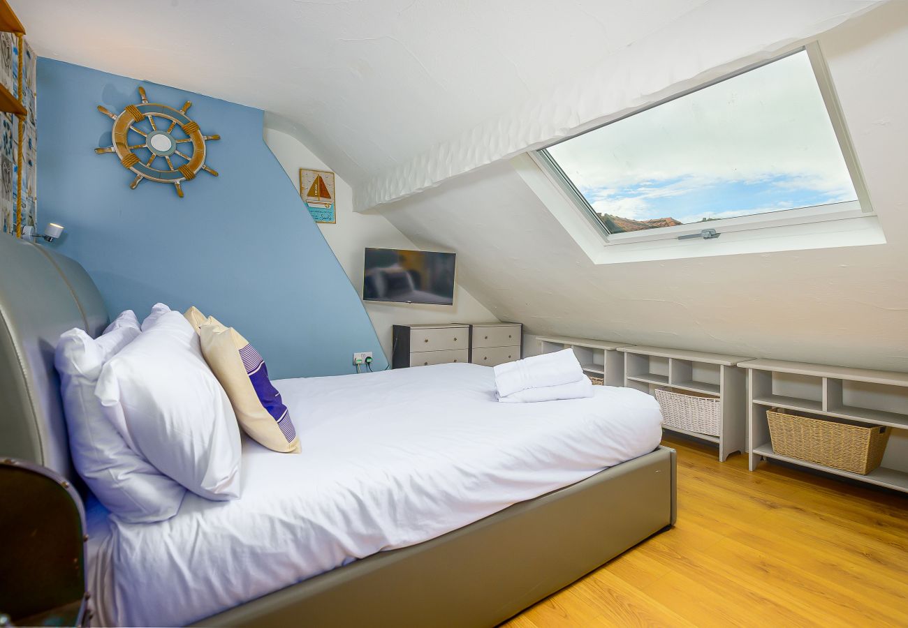 House in Whitby - Falcon Retreat