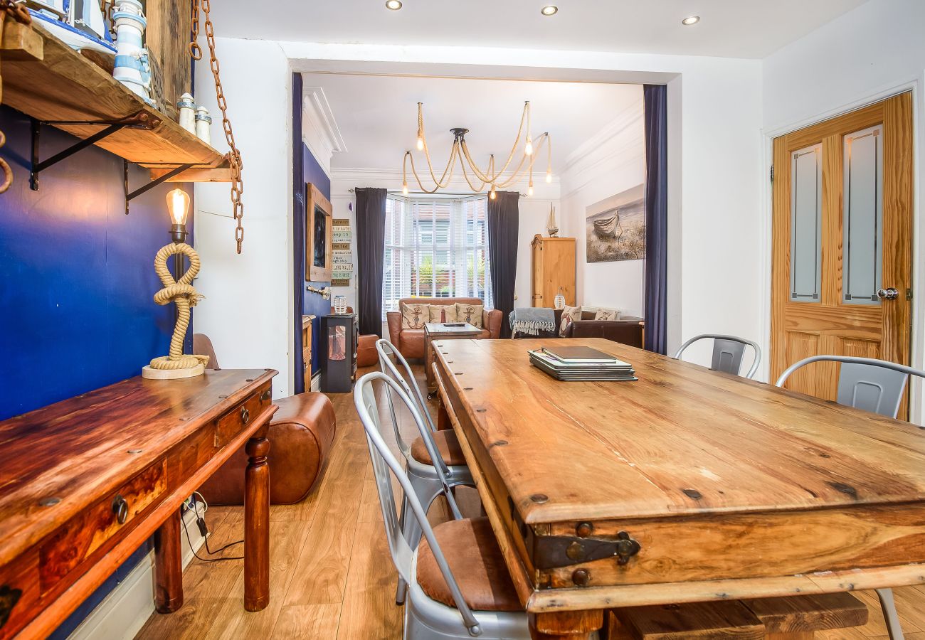 House in Whitby - Falcon Retreat