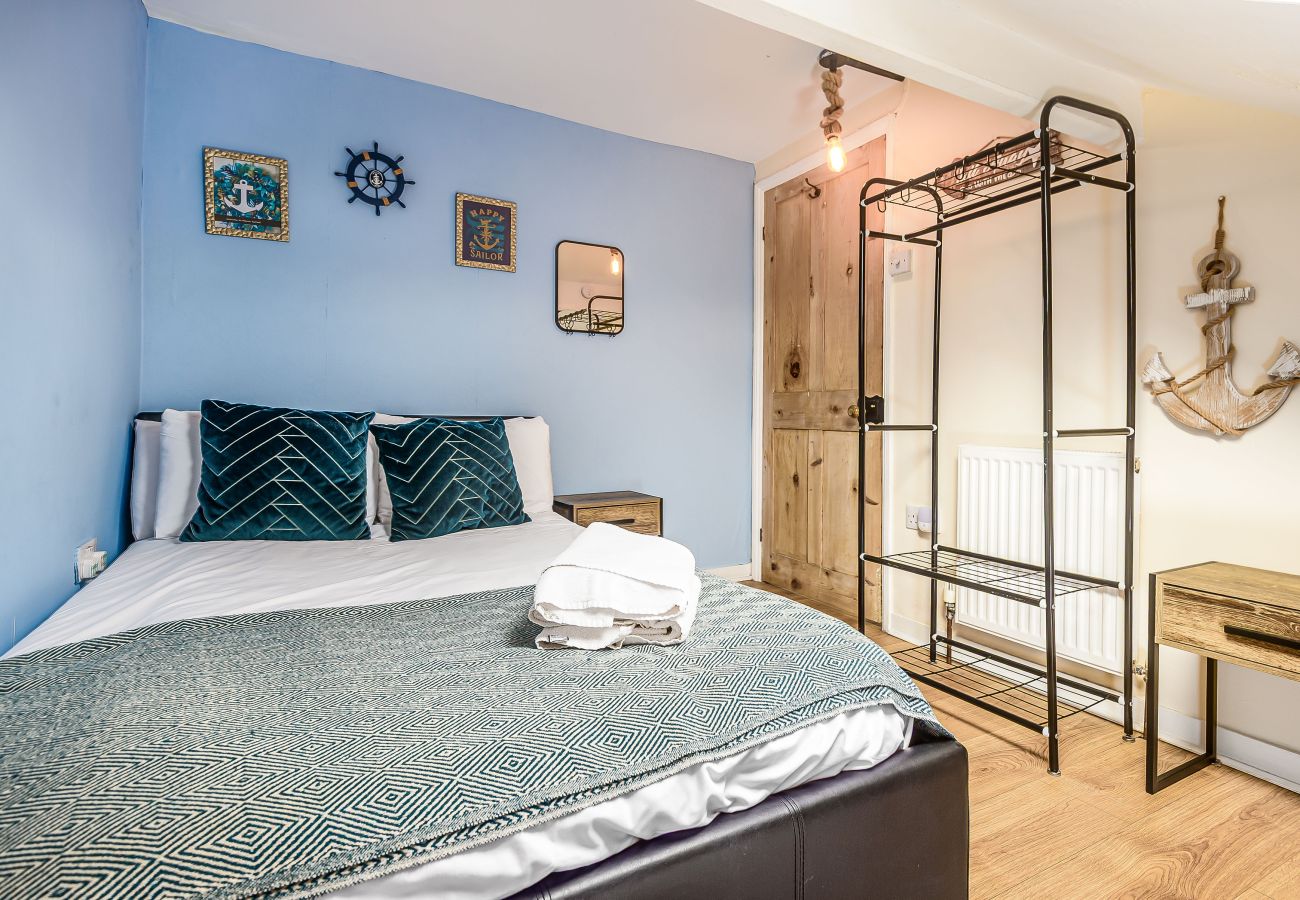 House in Whitby - Falcon Retreat