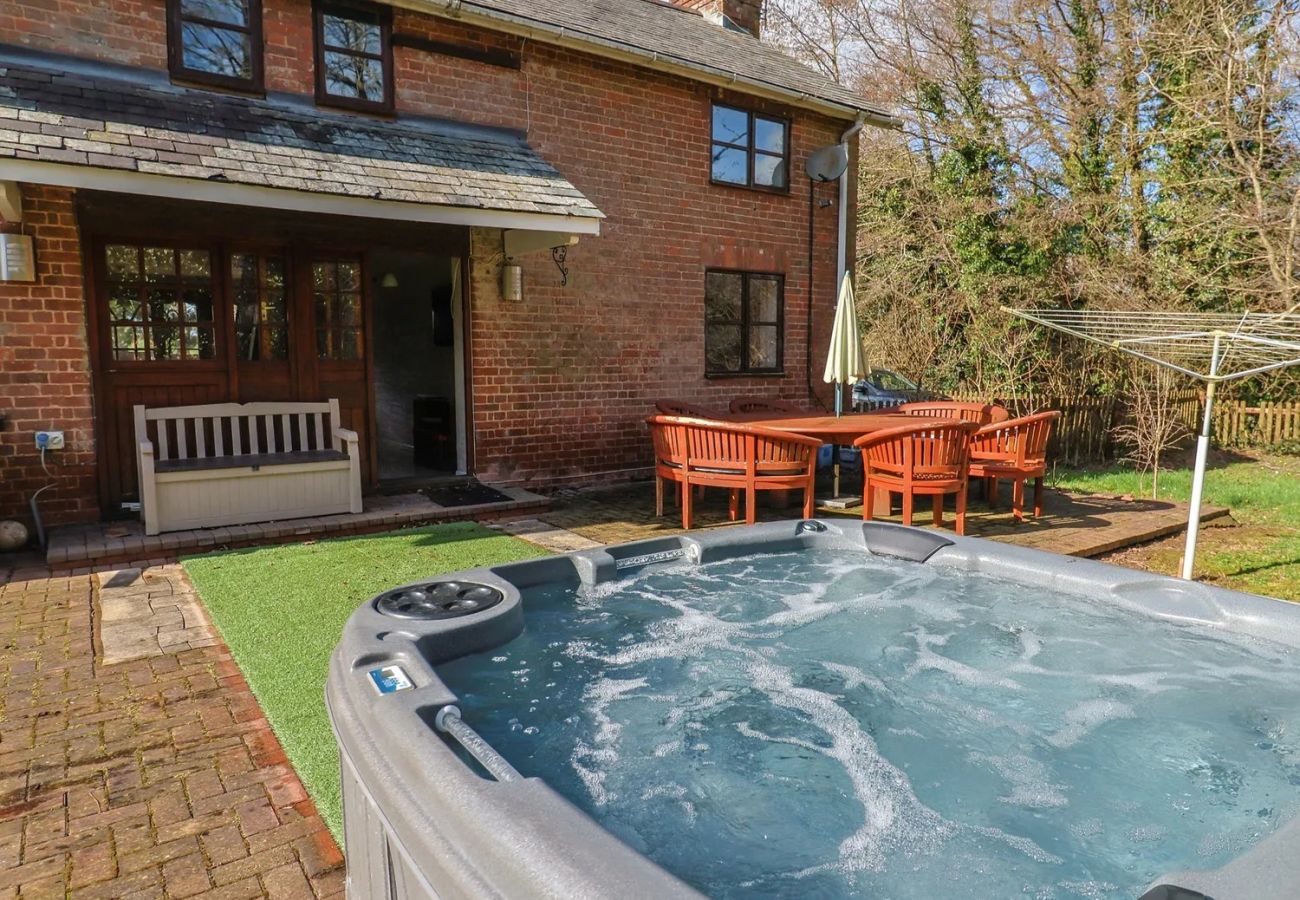 Cottage in Aylesbeare - Mill Cottage, Great Houndbeare Farm