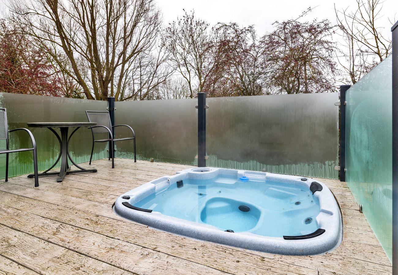 Chalet in Bourn - Churchill Luxury Lodge