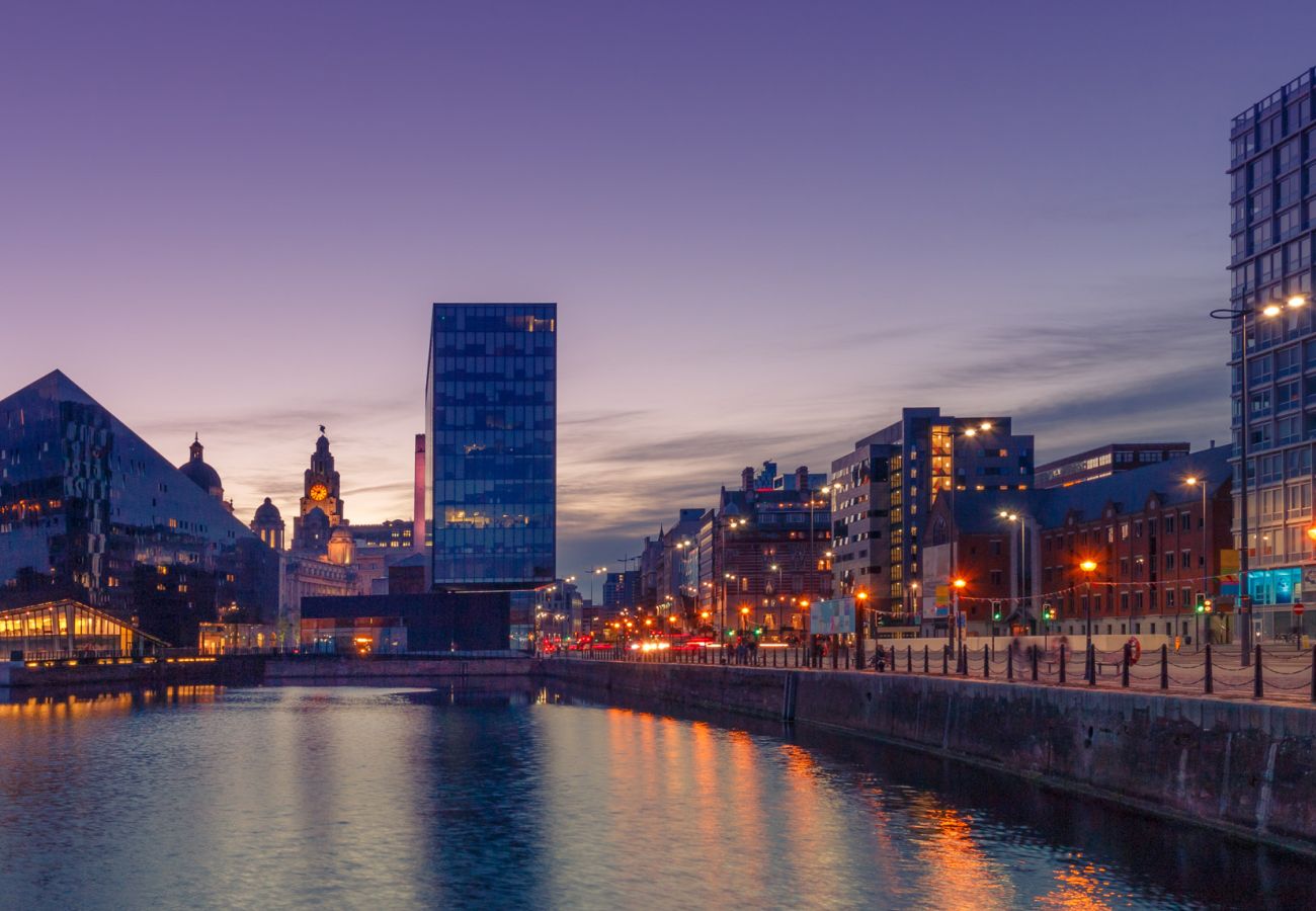 Boat in Liverpool - The Houseboat, Liverpool Marina