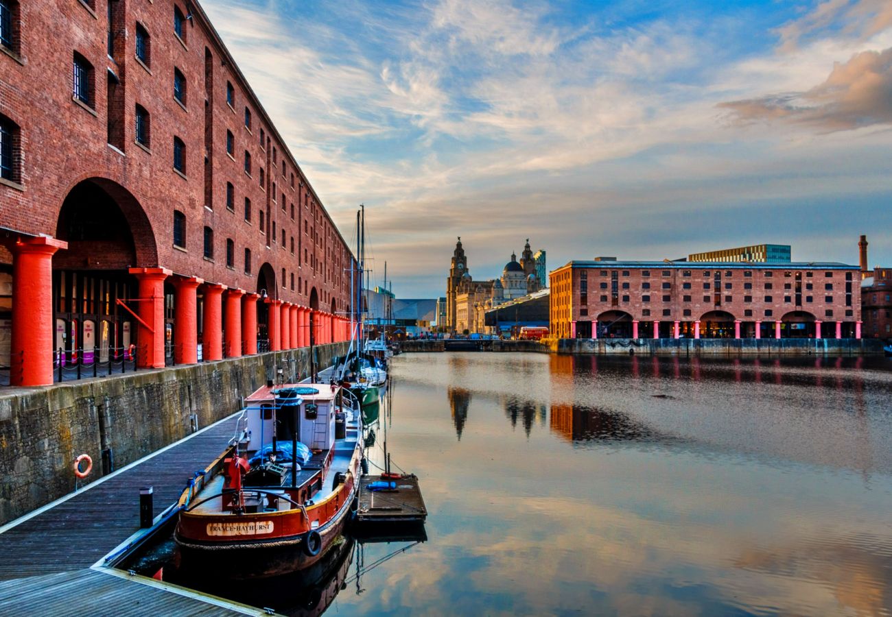 Boat in Liverpool - The Houseboat, Liverpool Marina