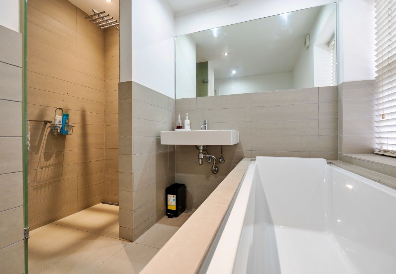 Boat in Liverpool - The Houseboat, Liverpool Marina