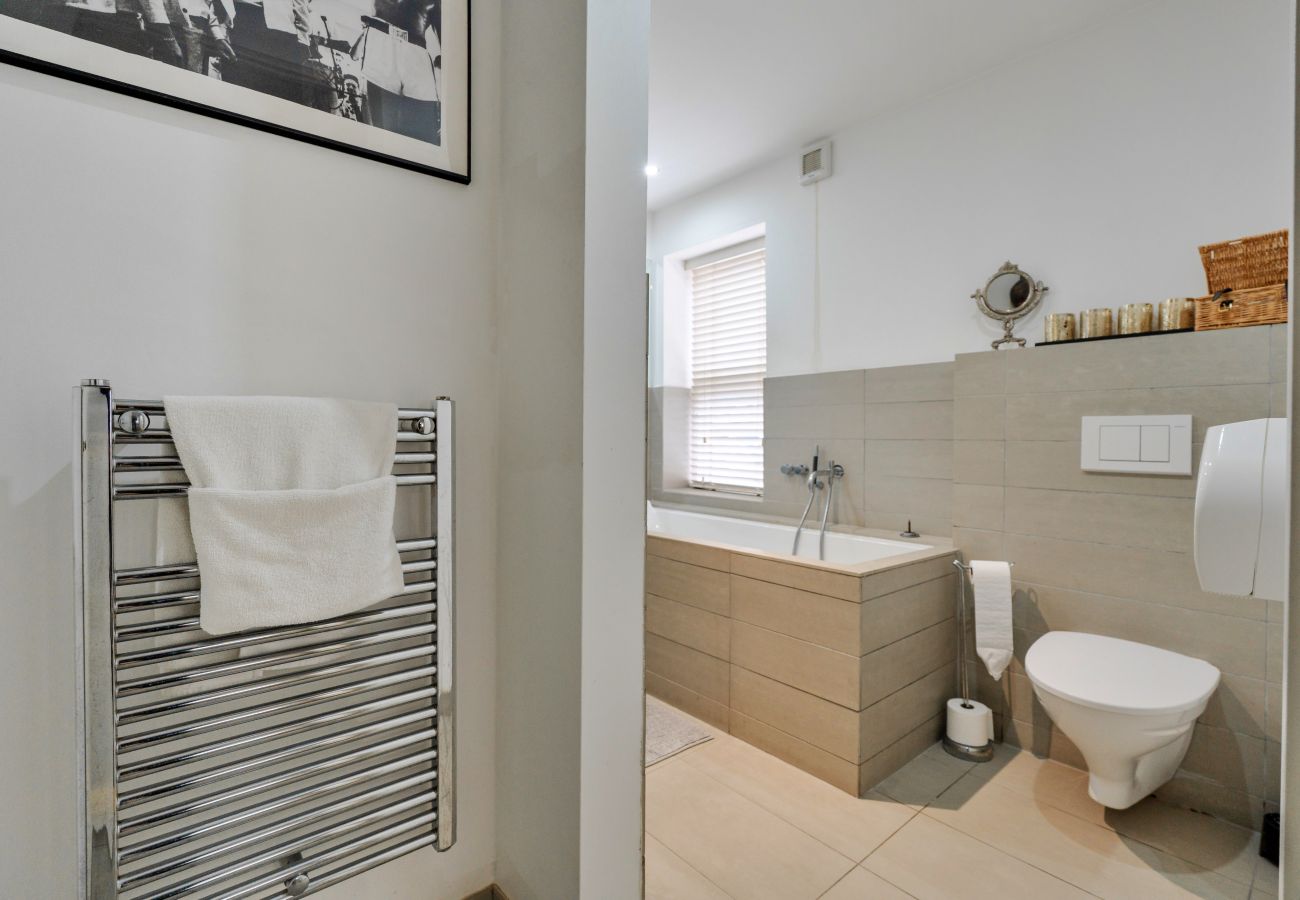 Boat in Liverpool - The Houseboat, Liverpool Marina