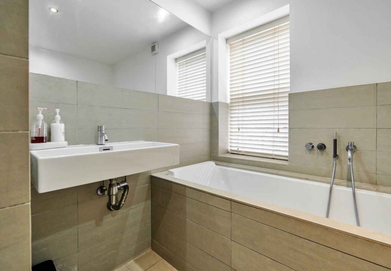 Boat in Liverpool - The Houseboat, Liverpool Marina