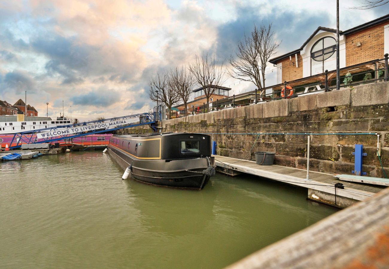 Boat in Liverpool - The Houseboat, Liverpool Marina