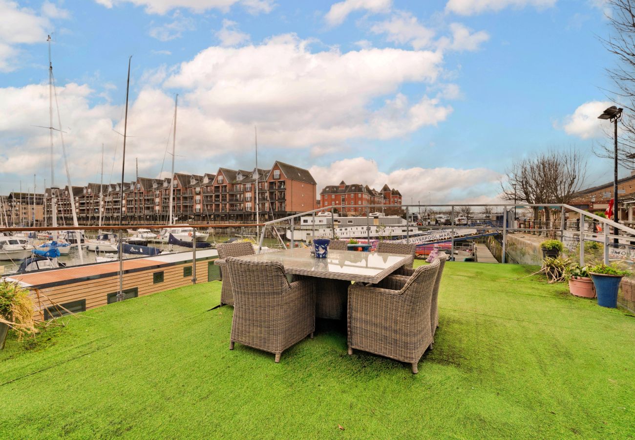 Boat in Liverpool - The Houseboat, Liverpool Marina