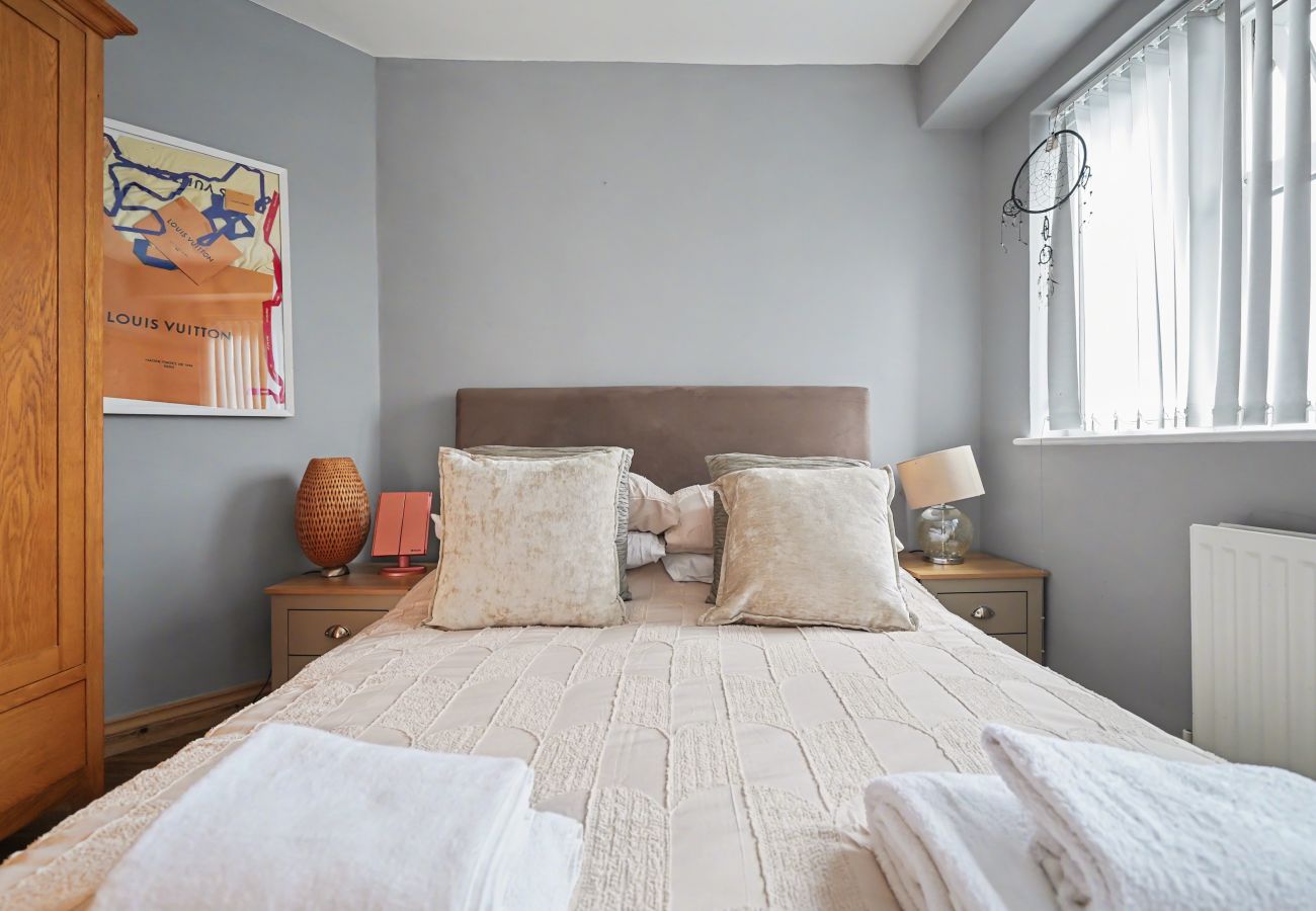 House in Whitton - Twickers Townhouse