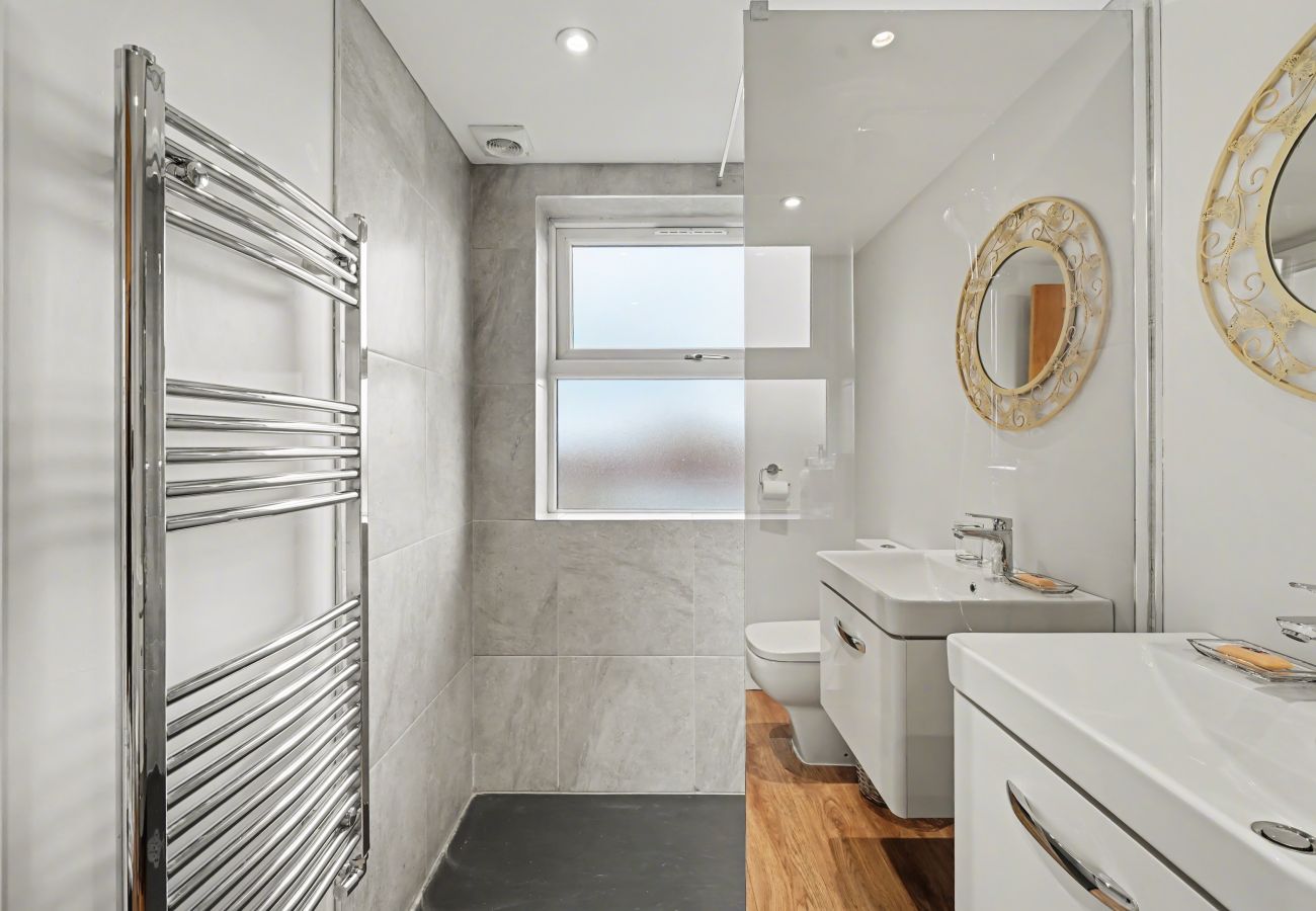 House in Whitton - Twickers Townhouse