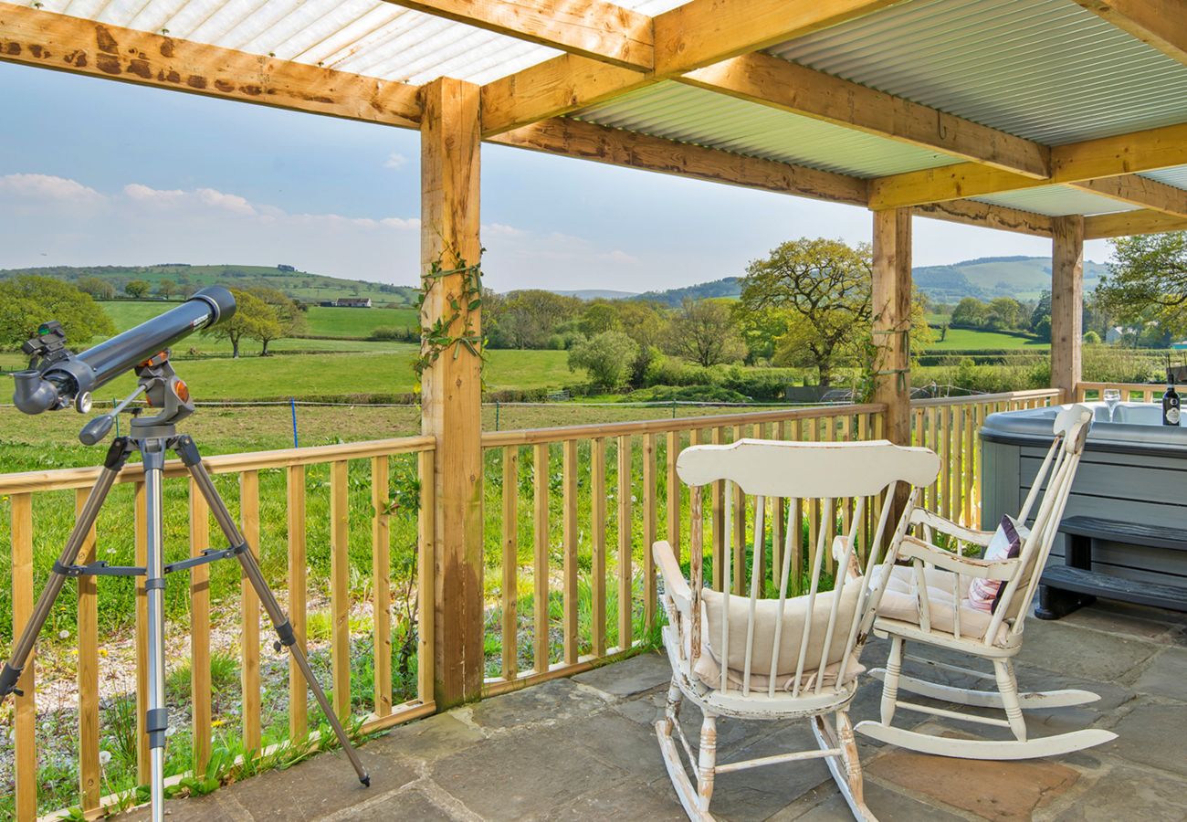 Cottage in Llangadog - Y Golchdy