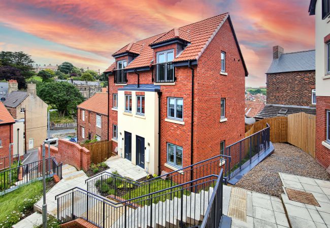 House in Whitby - Captains Retreat, Whitby