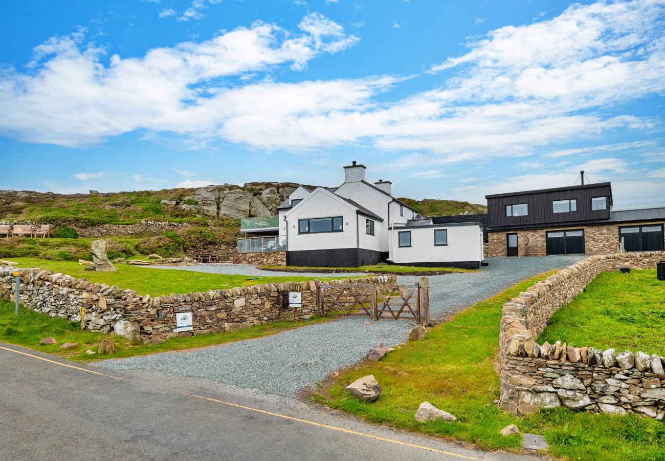 House in Holyhead - Goferydd