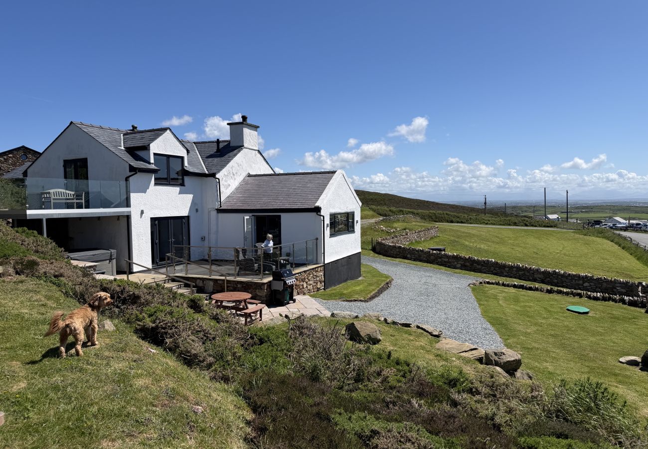 House in Holyhead - Goferydd