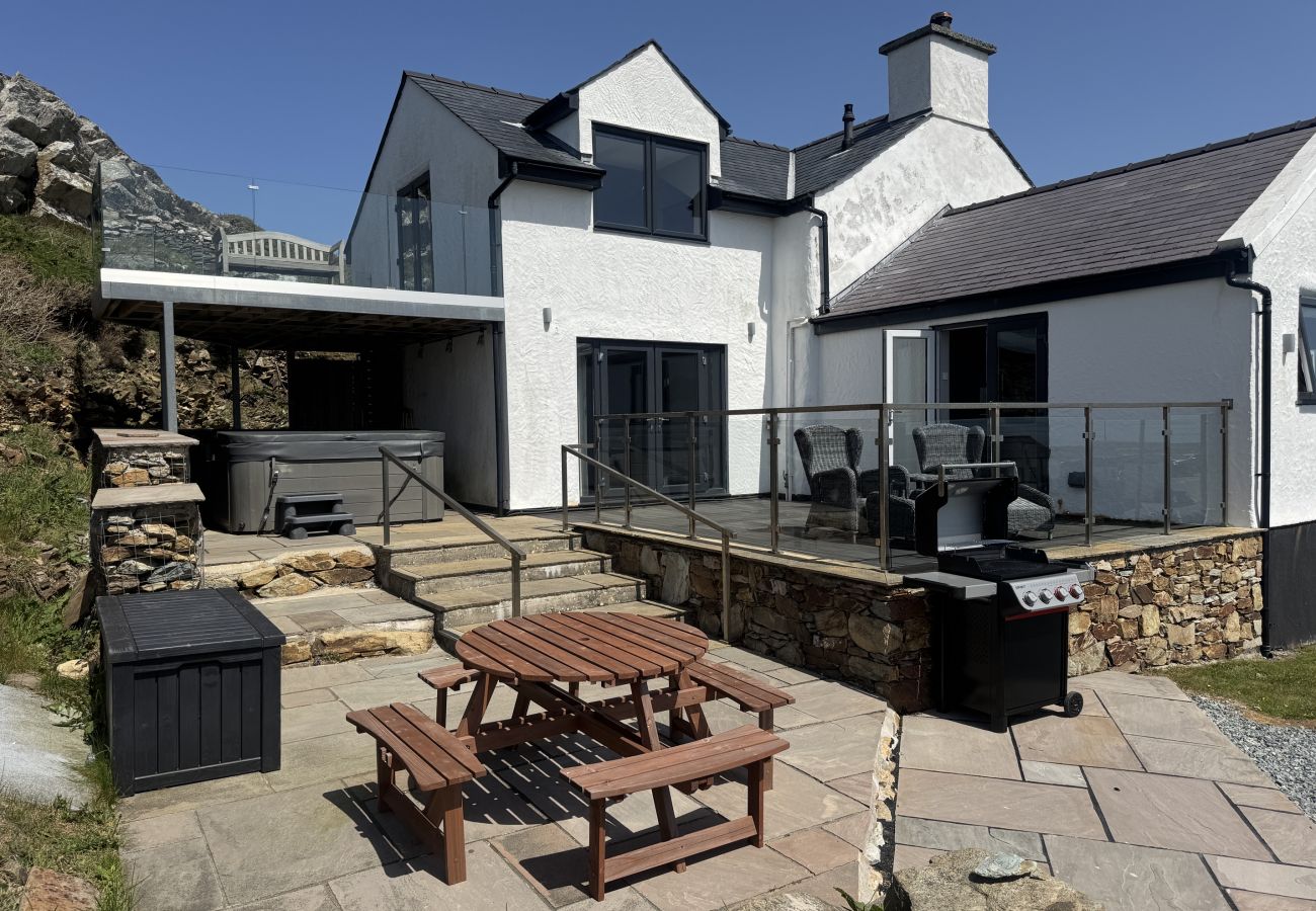 House in Holyhead - Goferydd