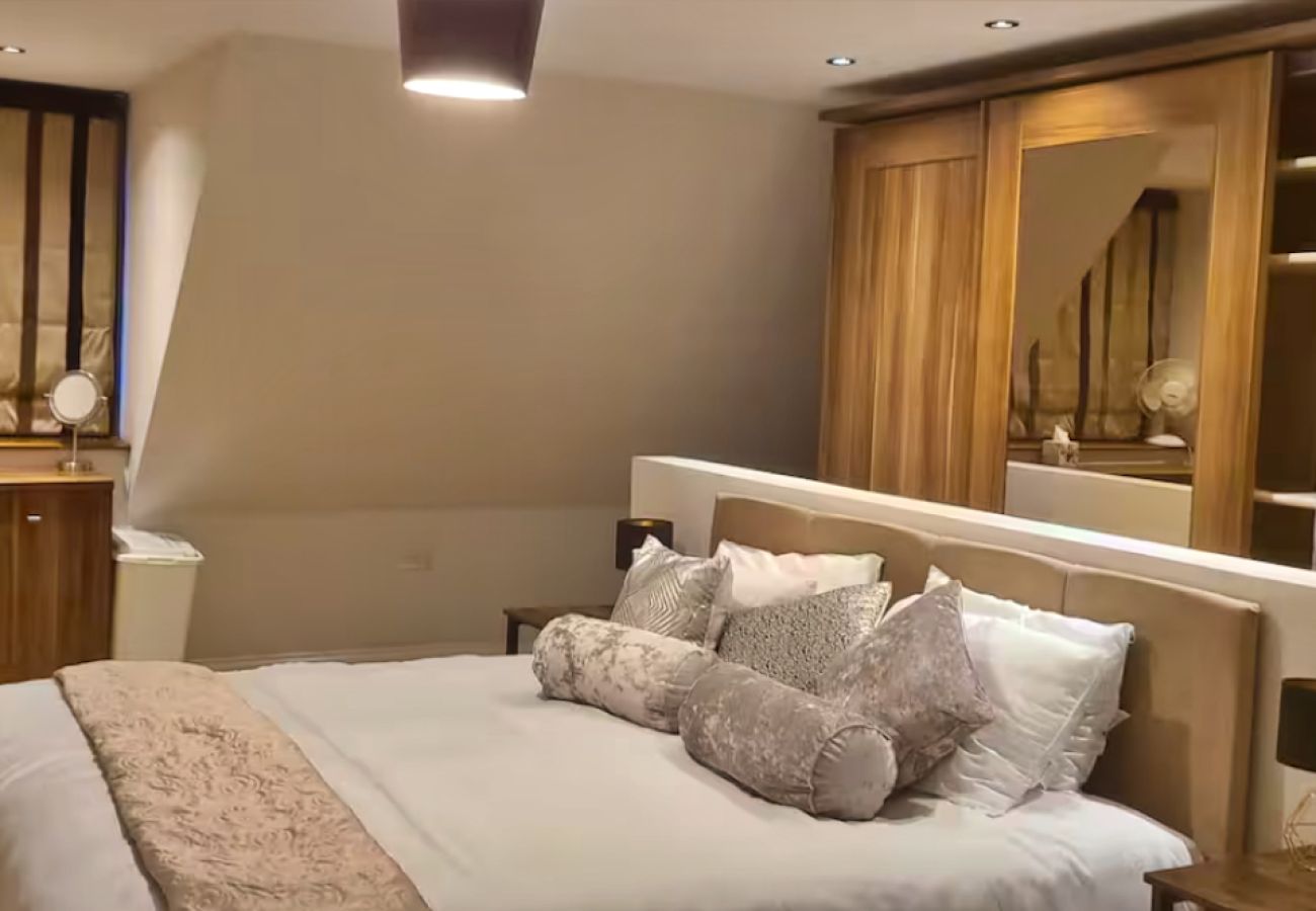House in Bryncoch - Bryncoch Retreat