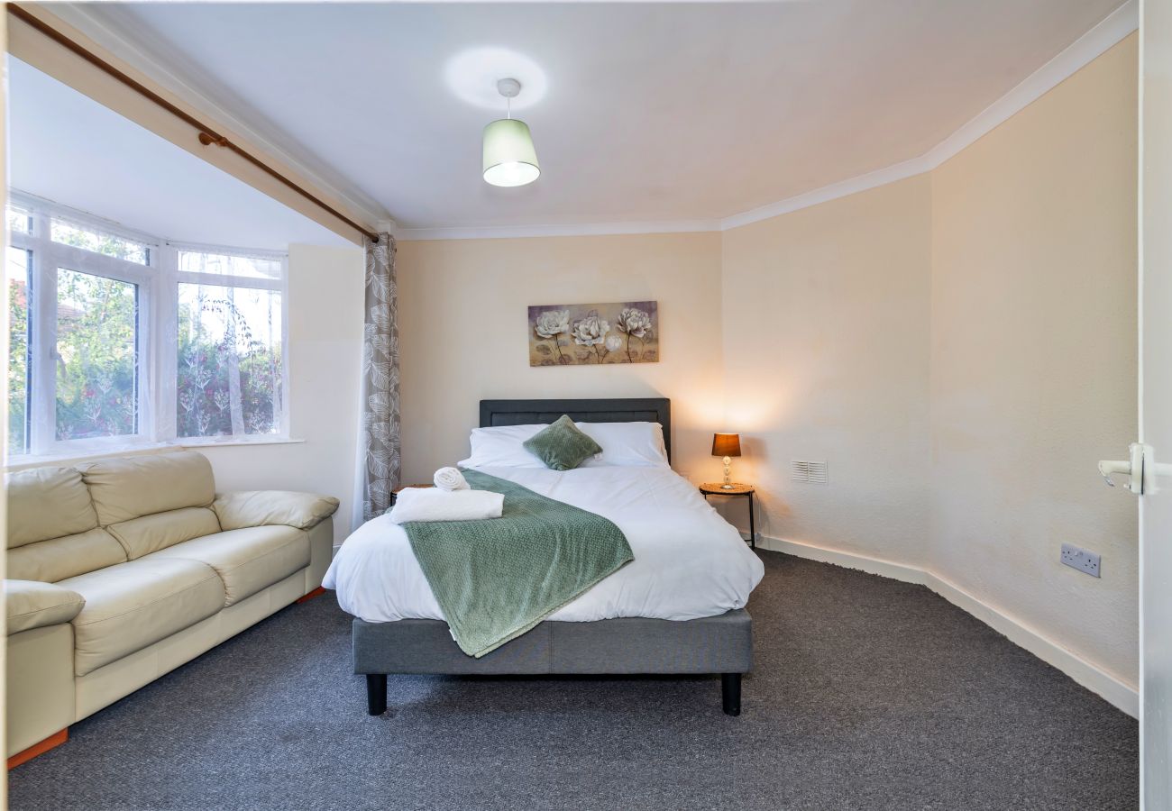 House in Wolverhampton - Bhllys