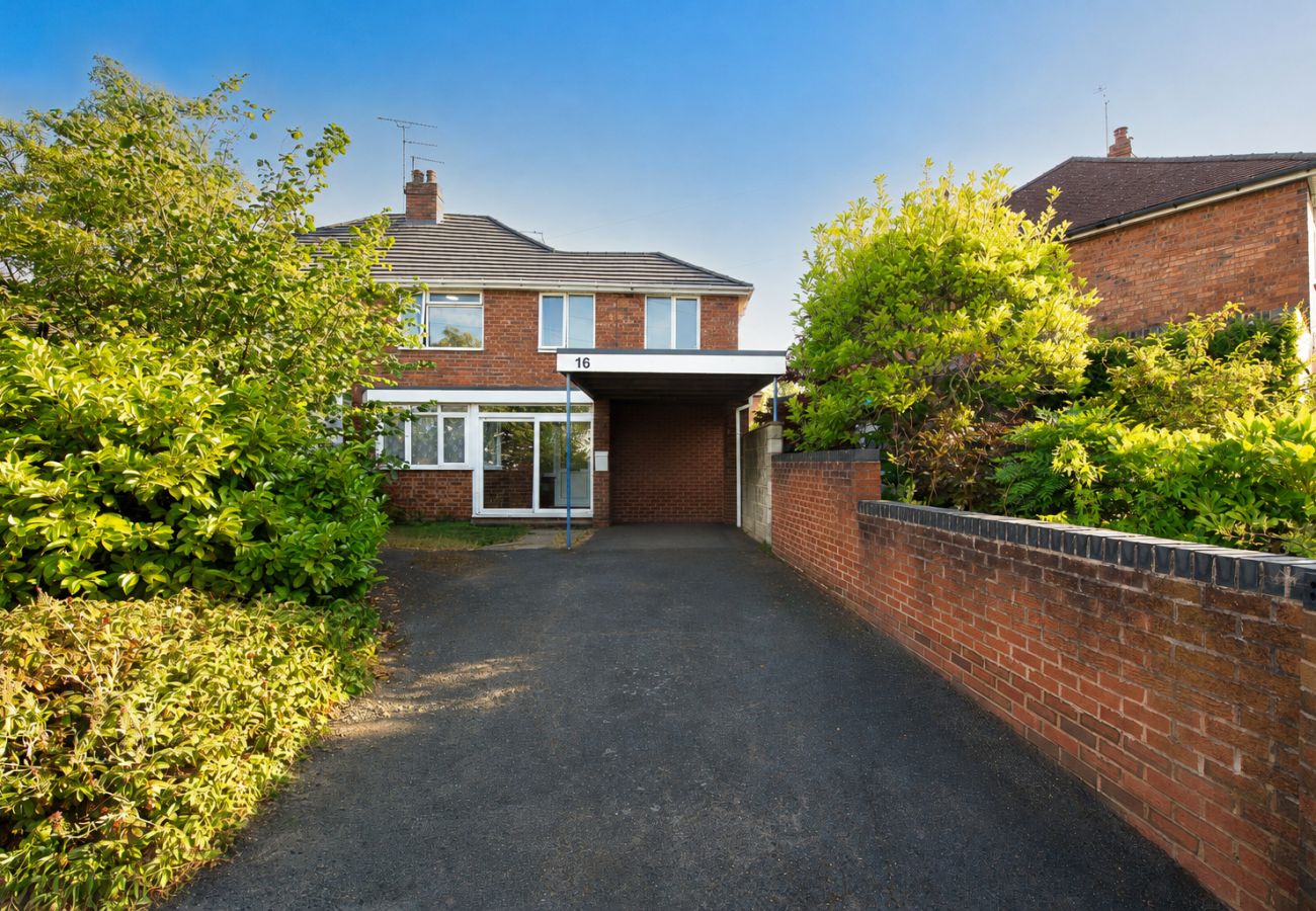 House in Wolverhampton - Bhllys