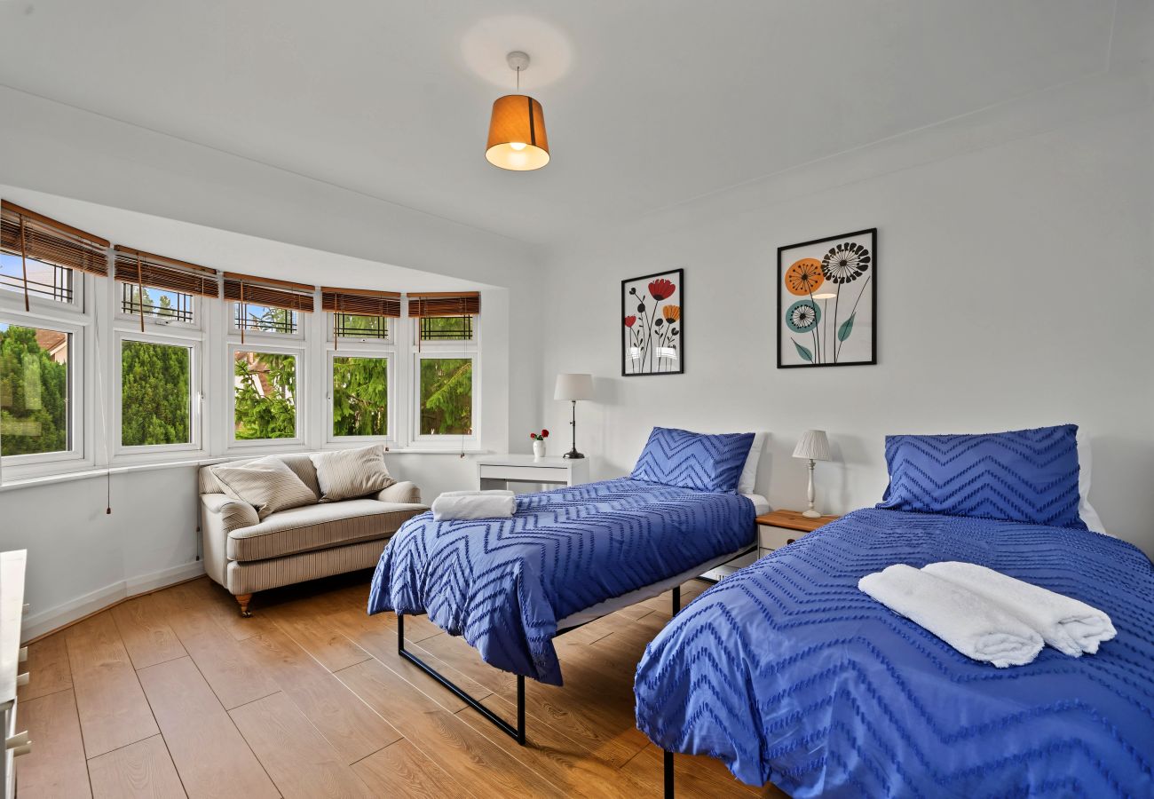 House in Edgware - Knoll Top