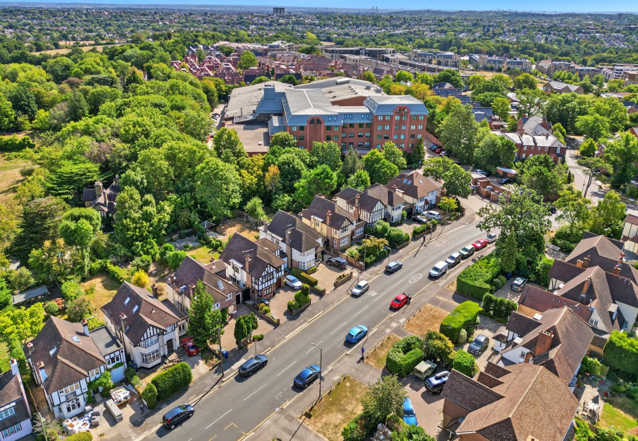 House in Edgware - Knoll Top