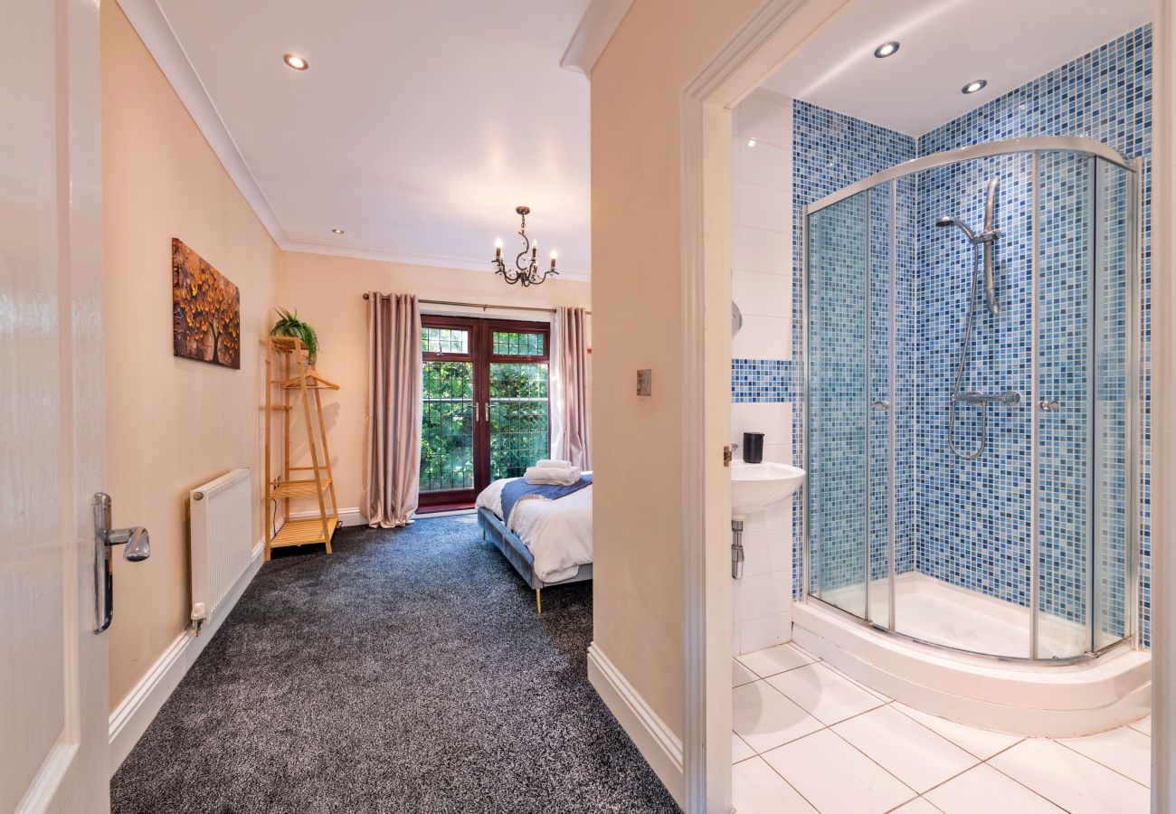 House in Wolverhampton - Tinacre