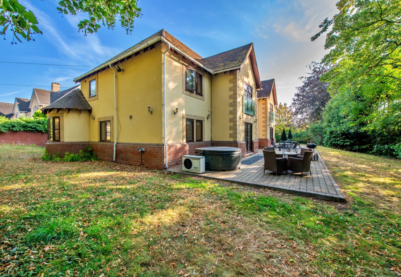 House in Wolverhampton - Tinacre
